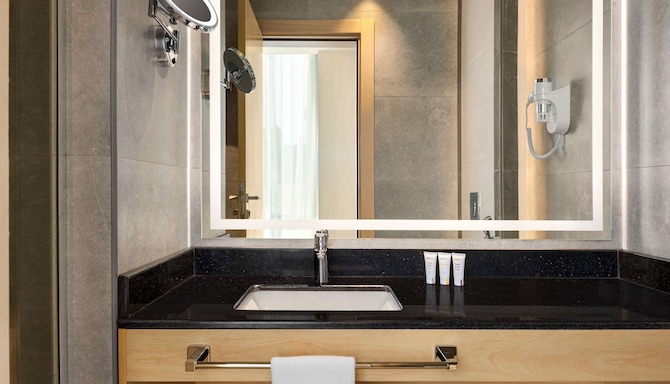 Park Inn by Radisson Jeddah Al Hamra - Guest Bathroom