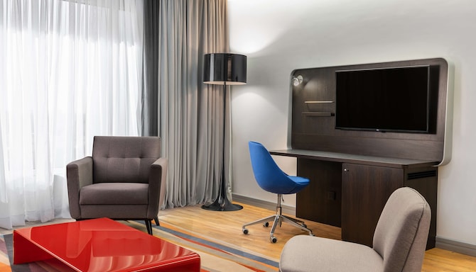 Park Inn by Radisson Jeddah Madinah Road - Suite - Work Desk