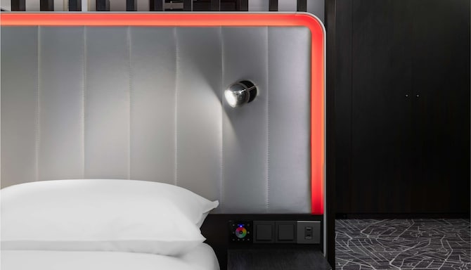 Park Inn by Radisson Jeddah Madinah Road - Mood lighting headboard
