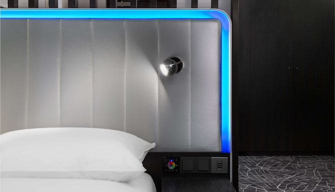 Park Inn by Radisson Jeddah Madinah Road - Mood lighting headboard