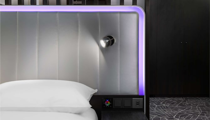 Park Inn by Radisson Jeddah Madinah Road - Mood lighting headboard