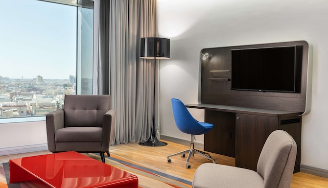 Park Inn by Radisson Jeddah Madinah Road - Work Desk - View