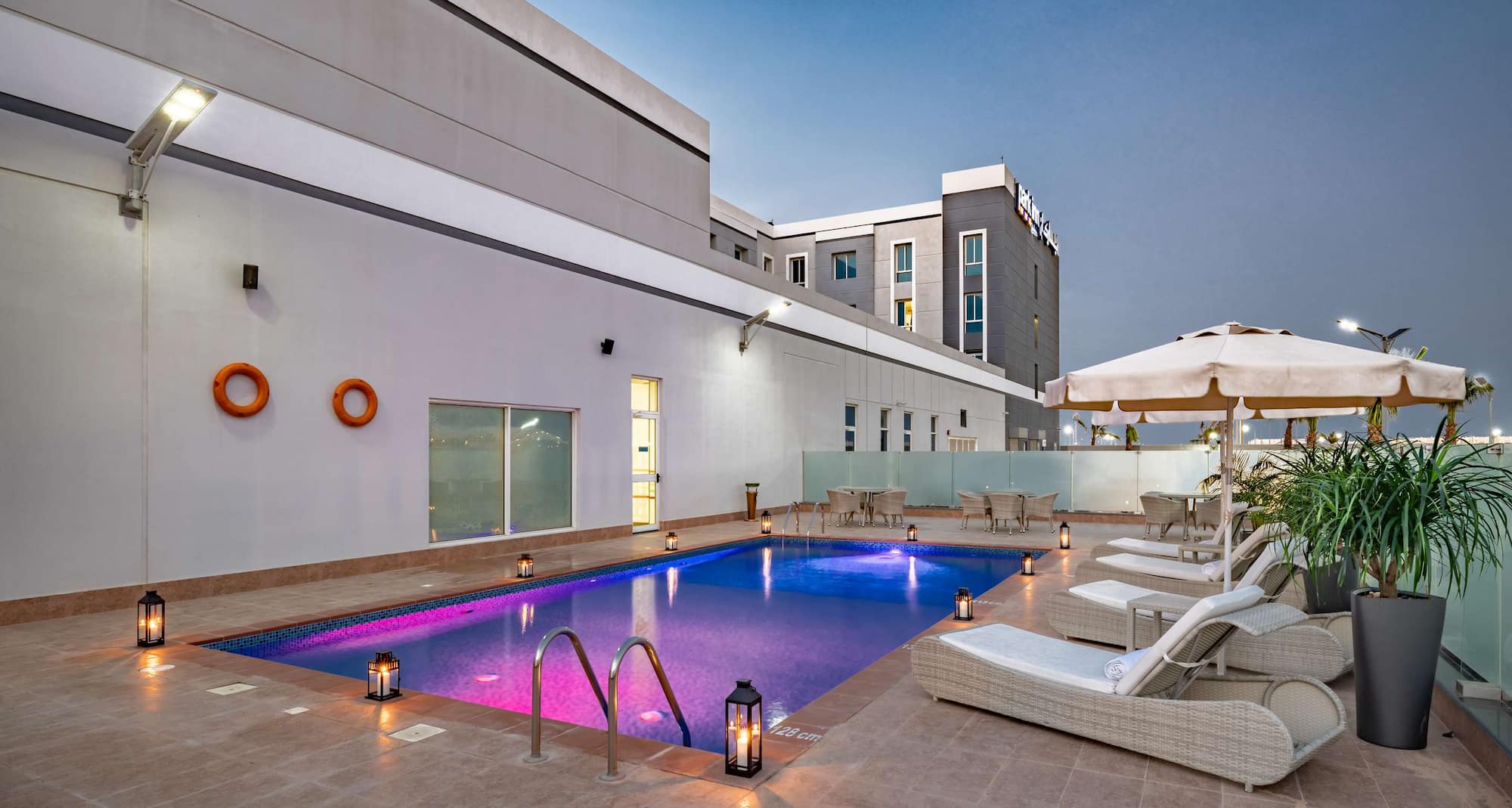 فندق بارك إن باي راديسون مدينة الجبيل الصناعية - حمام سباحة