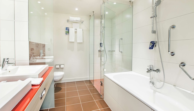 Park Inn By Radisson Krakow - Junior Suite bathroom