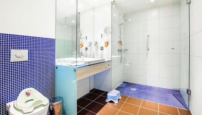 Park Inn By Radisson Krakow - Family Room bathroom