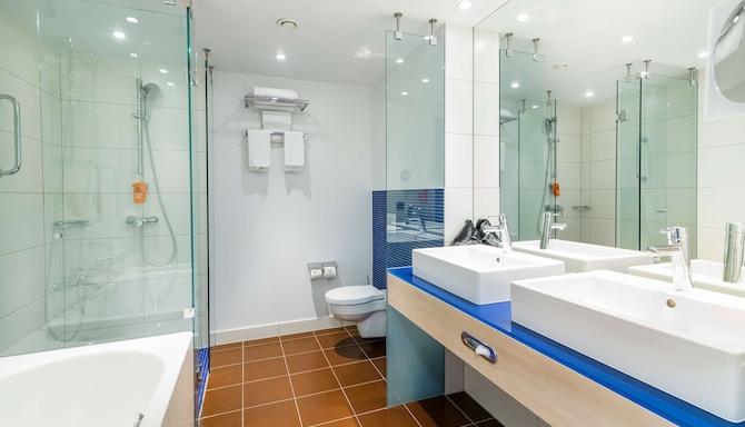 Park Inn by Radisson Krakow - Junior Suite bathroom