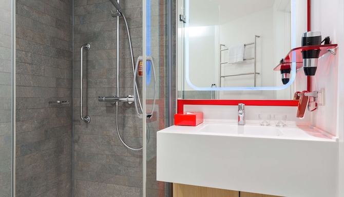 Park Inn by Radisson Kyiv Troyitska - Guest Bathroom