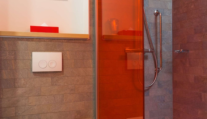 Park Inn by Radisson Kyiv Troyitska - Standard room, bathroom, Park Inn by Radisson Kyiv