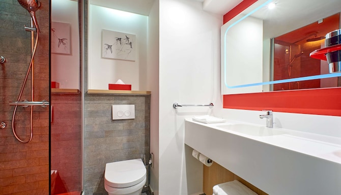Park Inn by Radisson Kyiv Troyitska - Guest Room bathroom
