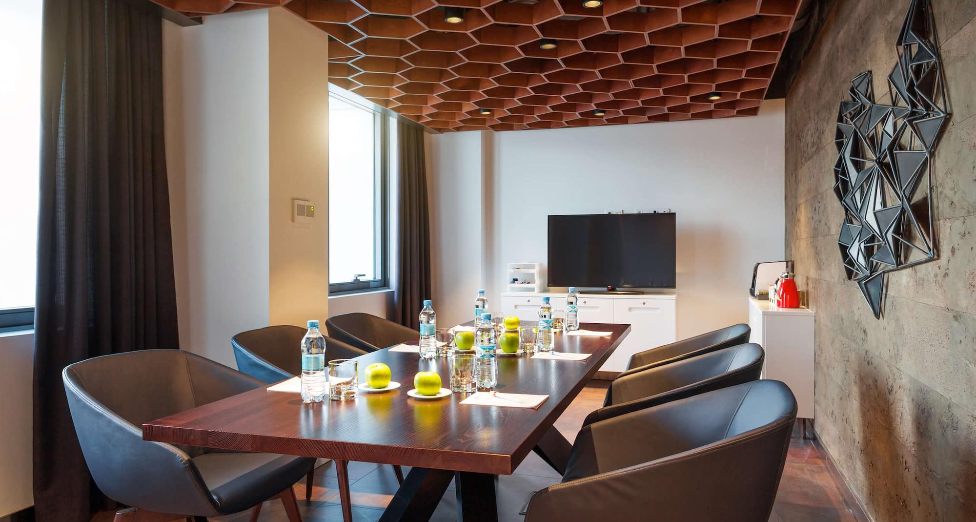 Park Inn by Radisson Kyiv Troyitska — зал для мероприятий с конференц-рассадкой