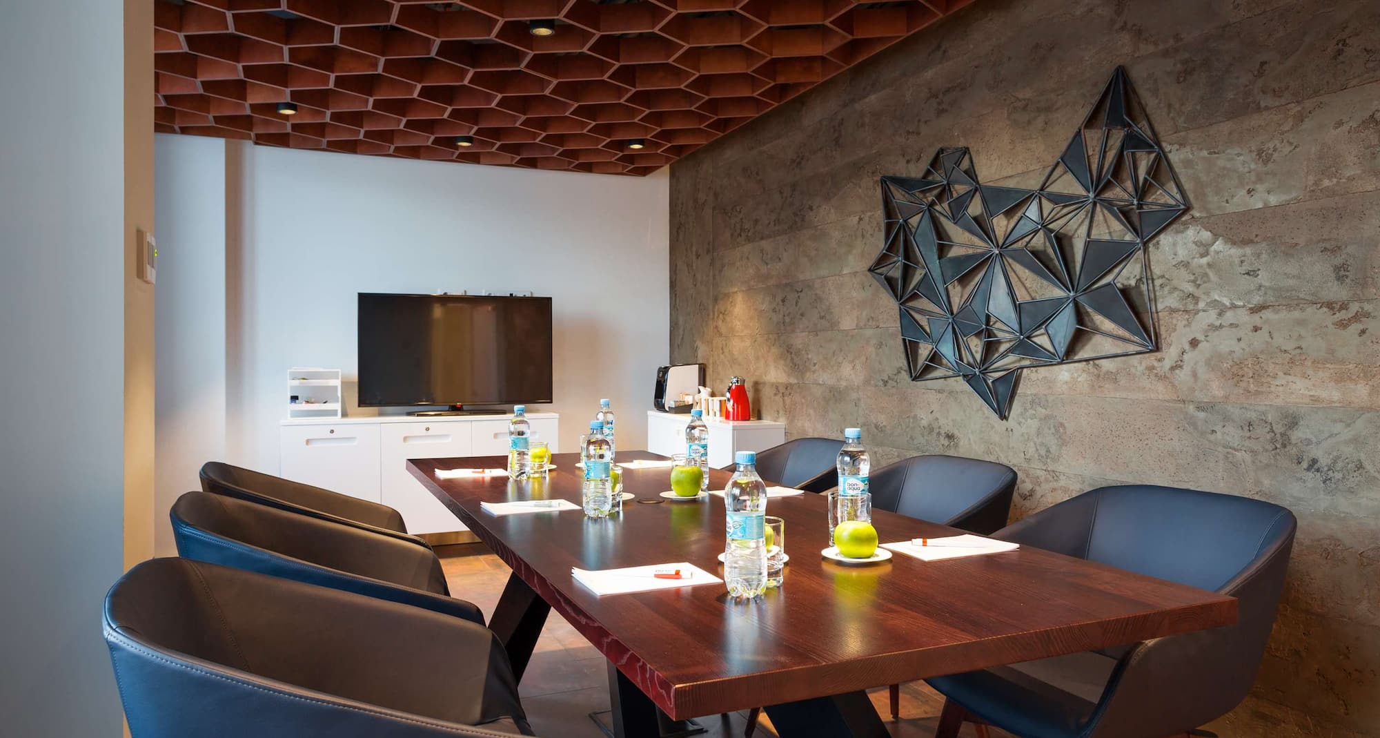 Park Inn by Radisson Kyiv Troyitska — зал для мероприятий с конференц-рассадкой