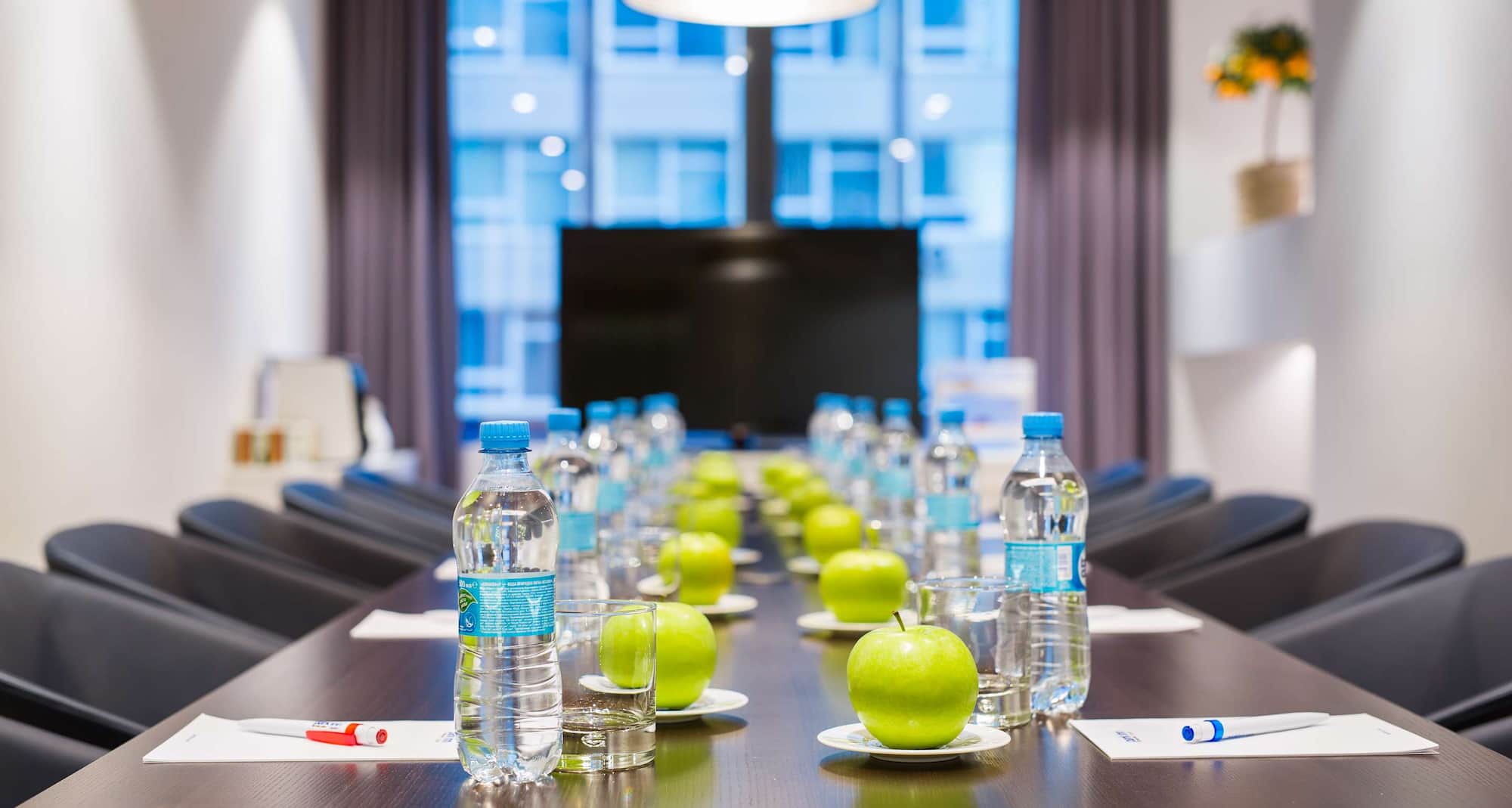 Park Inn by Radisson Kyiv Troyitska — зал для мероприятий с конференц-рассадкой