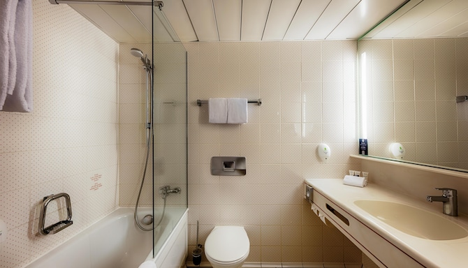 Park Inn by Radisson Lübeck - Bad im Gästezimmer