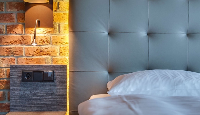 Park Inn by Radisson L�beck - Guest Room Bedside