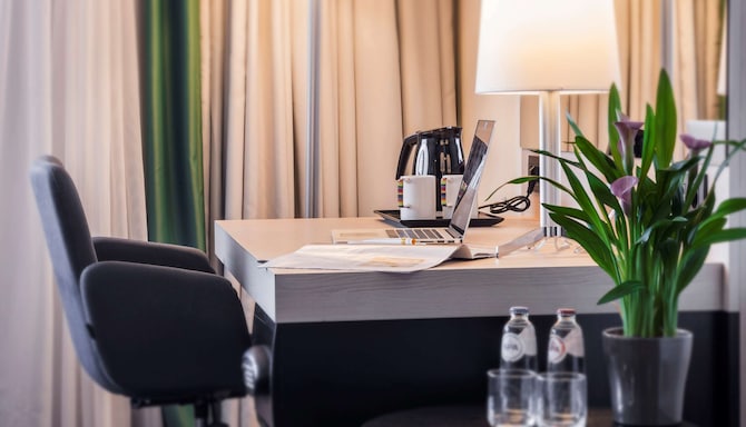 Park Inn by Radisson Leuven - Guest Room Work Desk