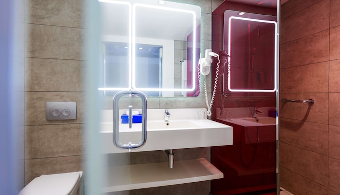 Park Inn by Radisson Libreville - Standard Room bathroom