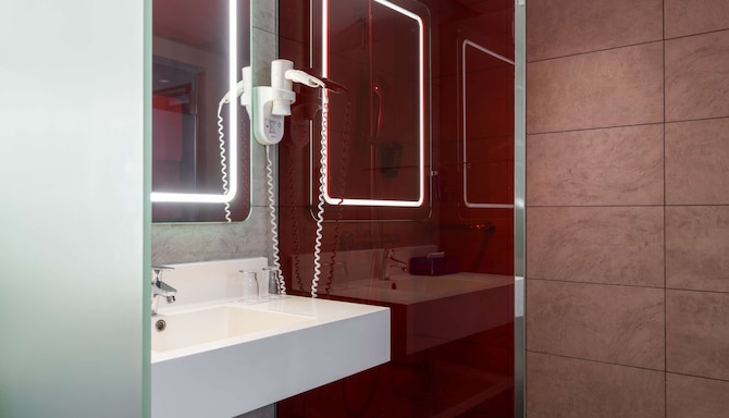 Park Inn by Radisson Libreville - Superior Room bathroom