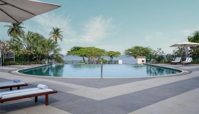 Park Inn by Radisson Libreville - Outdoor Pool