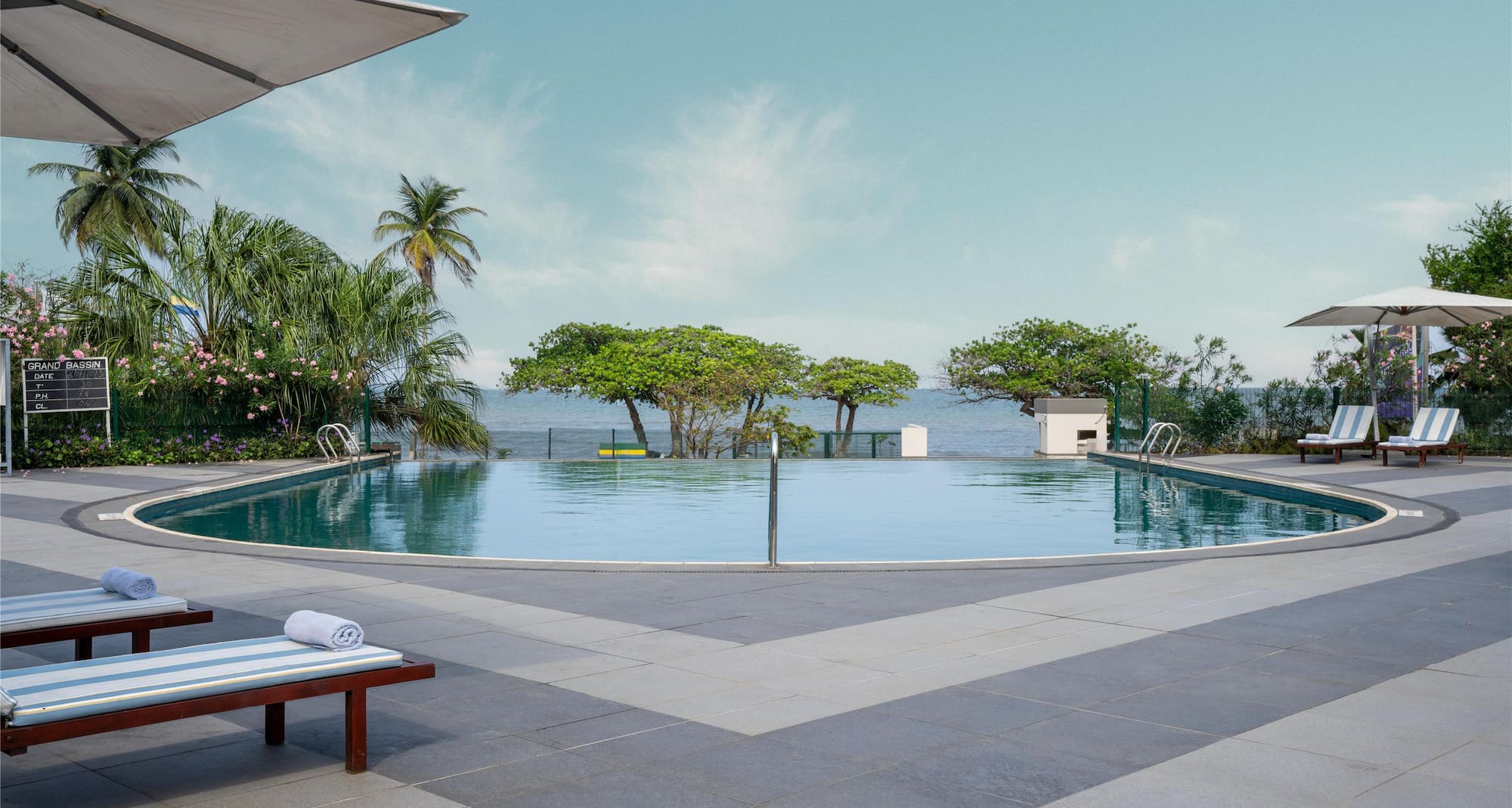 Park Inn by Radisson Libreville - Outdoor Pool