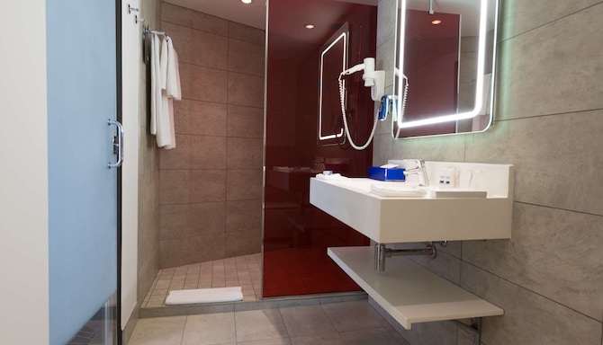 Park Inn by Radisson Libreville - Suite bathroom