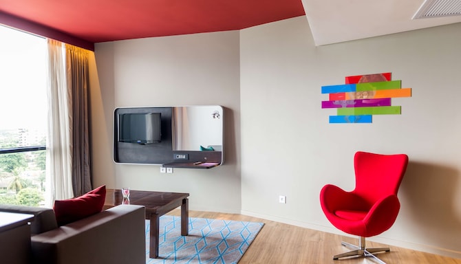 Park Inn by Radisson Libreville - Suite living room