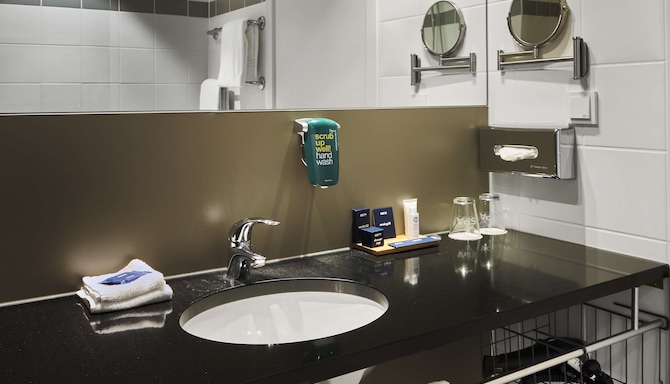 Park Inn By Radisson Liege Airport - Salle de bain de la chambre
