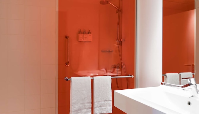 Park Inn by Radisson Lille Grand Stade - Guest room bathroom