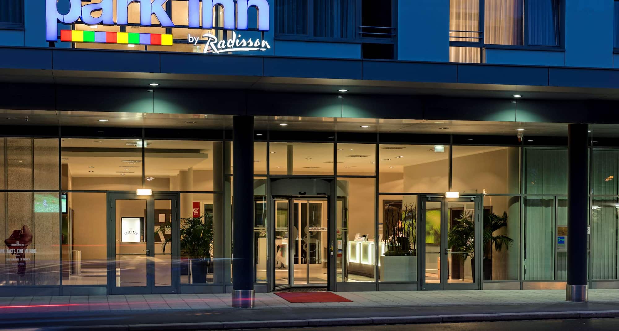 Park Inn by Radisson Linz - Hotel Exterior Entrance