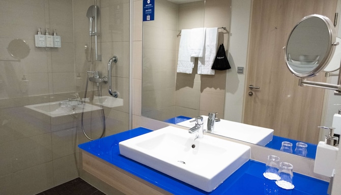 Park Inn by Radisson Linz - Bad im Gästezimmer