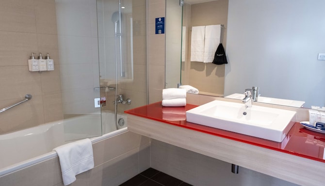 Park Inn by Radisson Linz - Bad im Gästezimmer