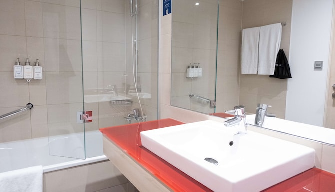 Park Inn by Radisson Linz - Bad im Gästezimmer