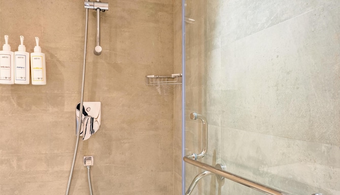 Park Inn by Radisson Lucknow Vikas Nagar - Shower - Bathroom