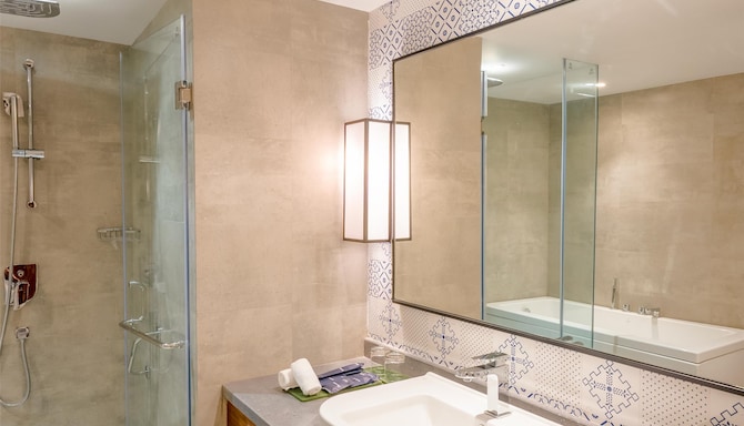 Park Inn by Radisson Lucknow Vikas Nagar - Guest room bath