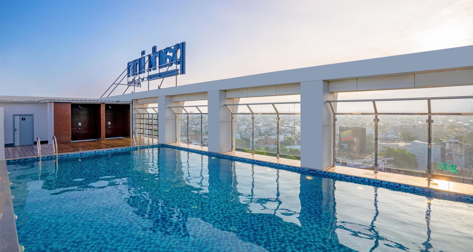 Park Inn by Radisson Lucknow Vikas Nagar - Swimming pool