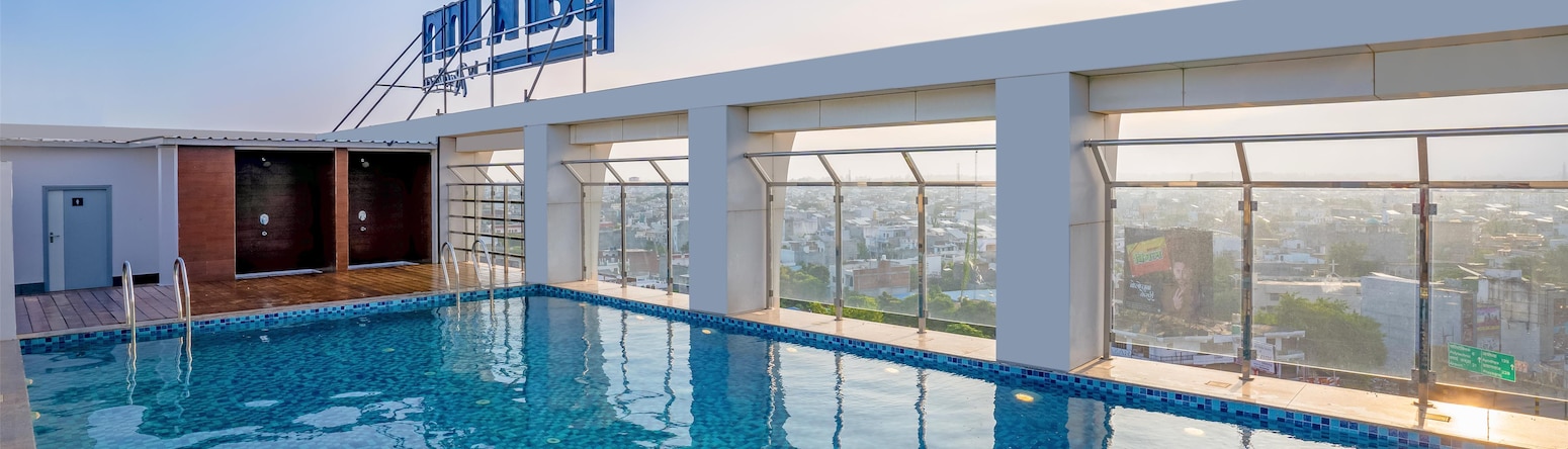 Park Inn by Radisson Lucknow Vikas Nagar - Swimming pool