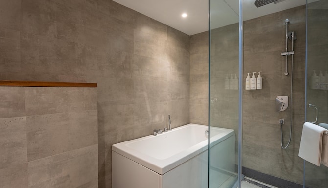 Park Inn by Radisson Lucknow Vikas Nagar - Suite Bathroom