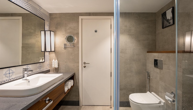 Park Inn by Radisson Lucknow Vikas Nagar - Suite Bathroom