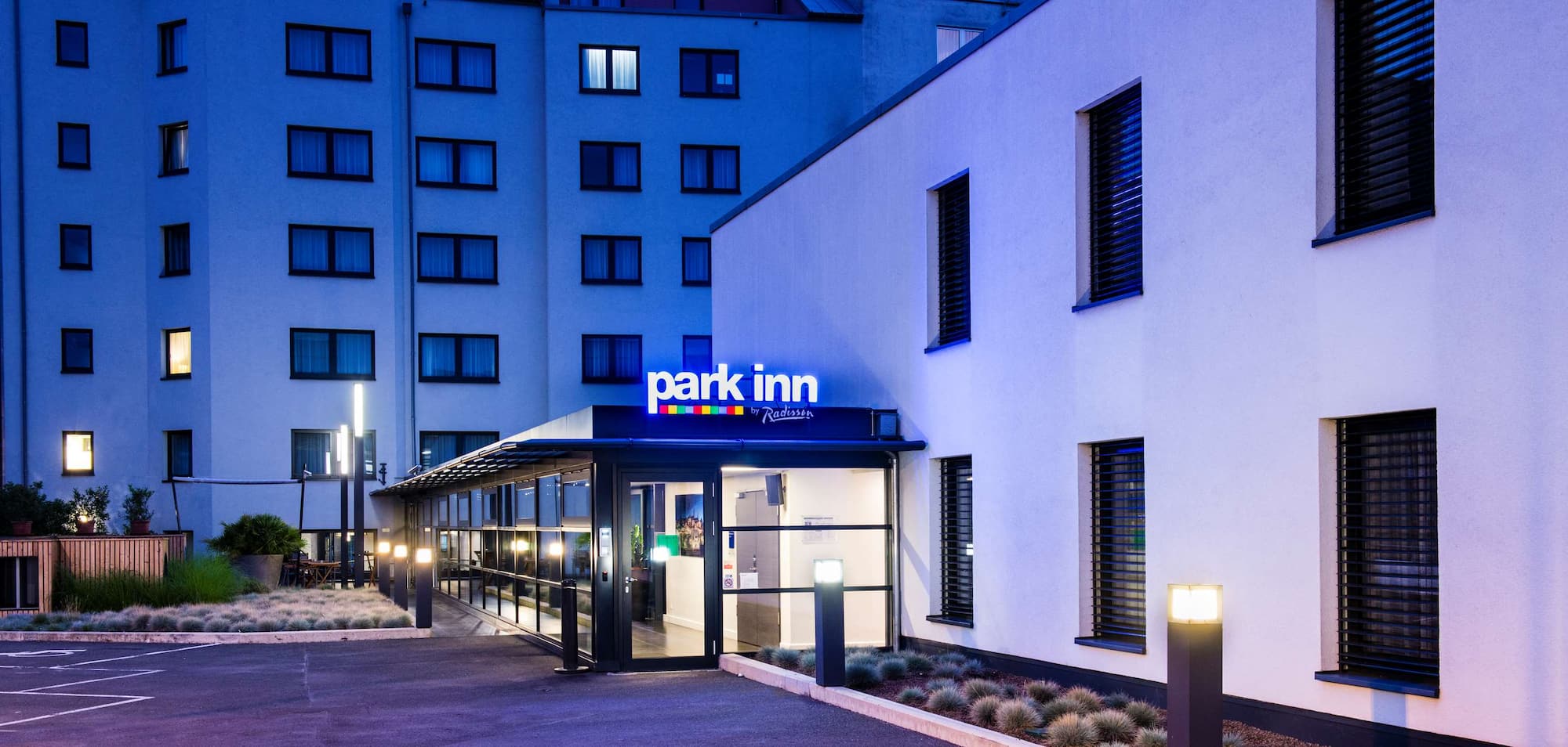 Park Inn by Radisson Luxembourg City - Hotel Exterior Entrance