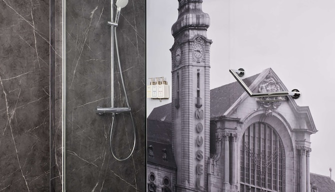 Park Inn by Radisson Luxembourg City - Superior Room bathroom
