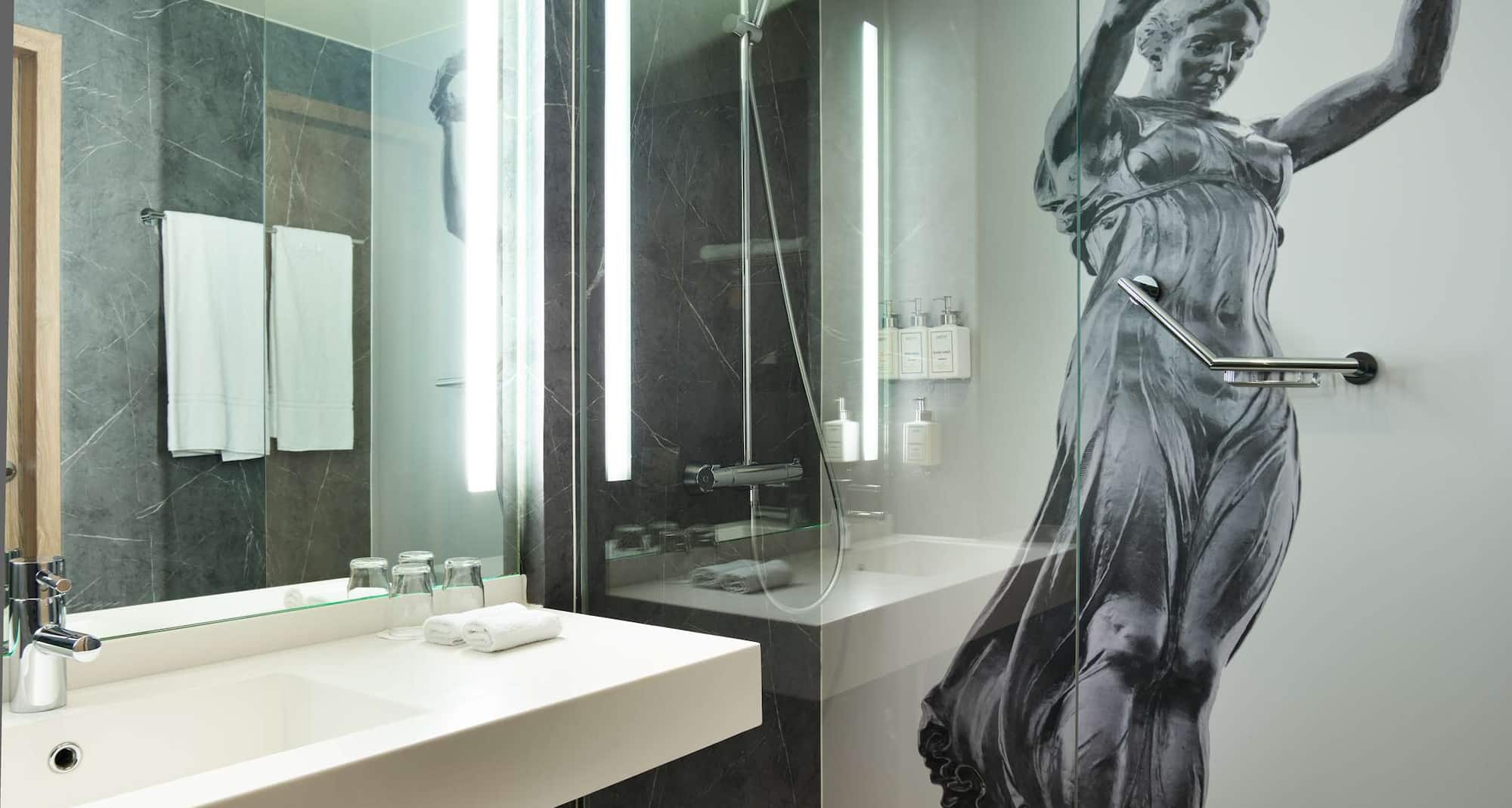 Park Inn by Radisson Luxembourg City - Standard Room bathroom