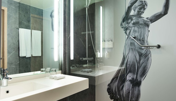 Park Inn by Radisson Luxembourg City - Standard Room bathroom