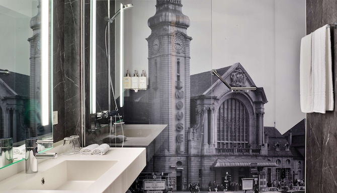 Park Inn by Radisson Luxembourg City - Superior Room bathroom