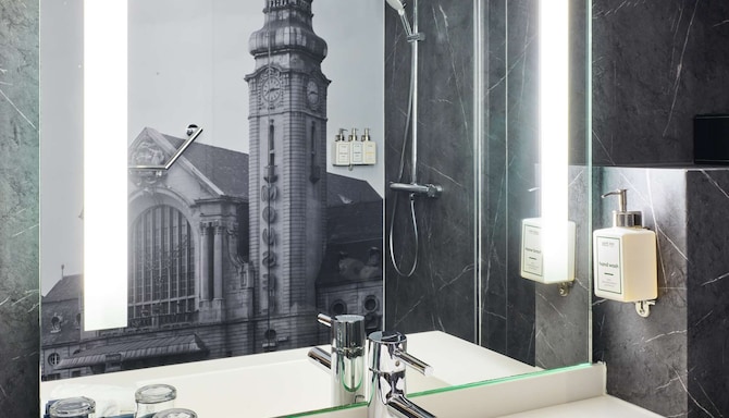 Park Inn by Radisson Luxembourg City - Superior Room bathroom