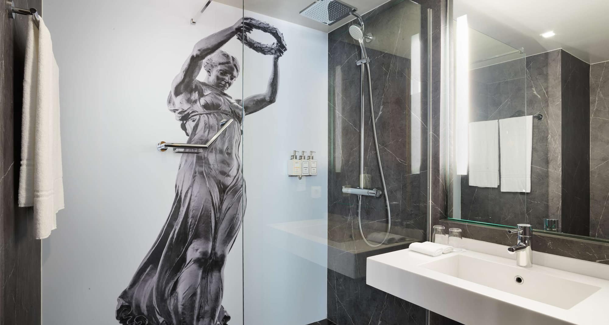 Park Inn by Radisson Luxembourg City - Standard Room bathroom