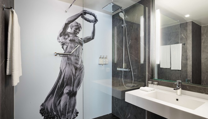Park Inn by Radisson Luxembourg City - Standard Room bathroom
