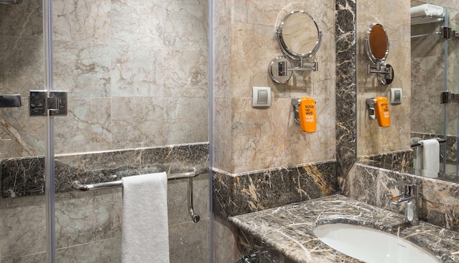 Park Inn by Radisson Makkah Al Naseem -  Guest Room Bath