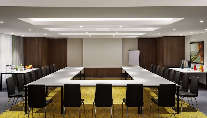 Al Jawhara A Meeting Room