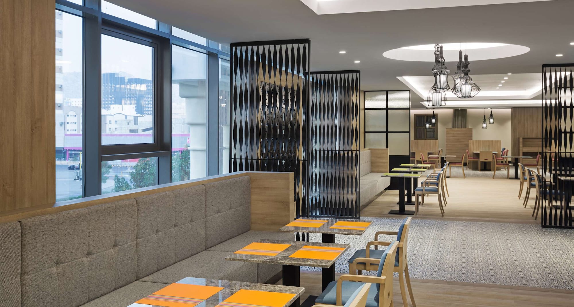 فندق بارك إن باي راديسون، مكة العزيزية - QCAPA، مطعم الشرق