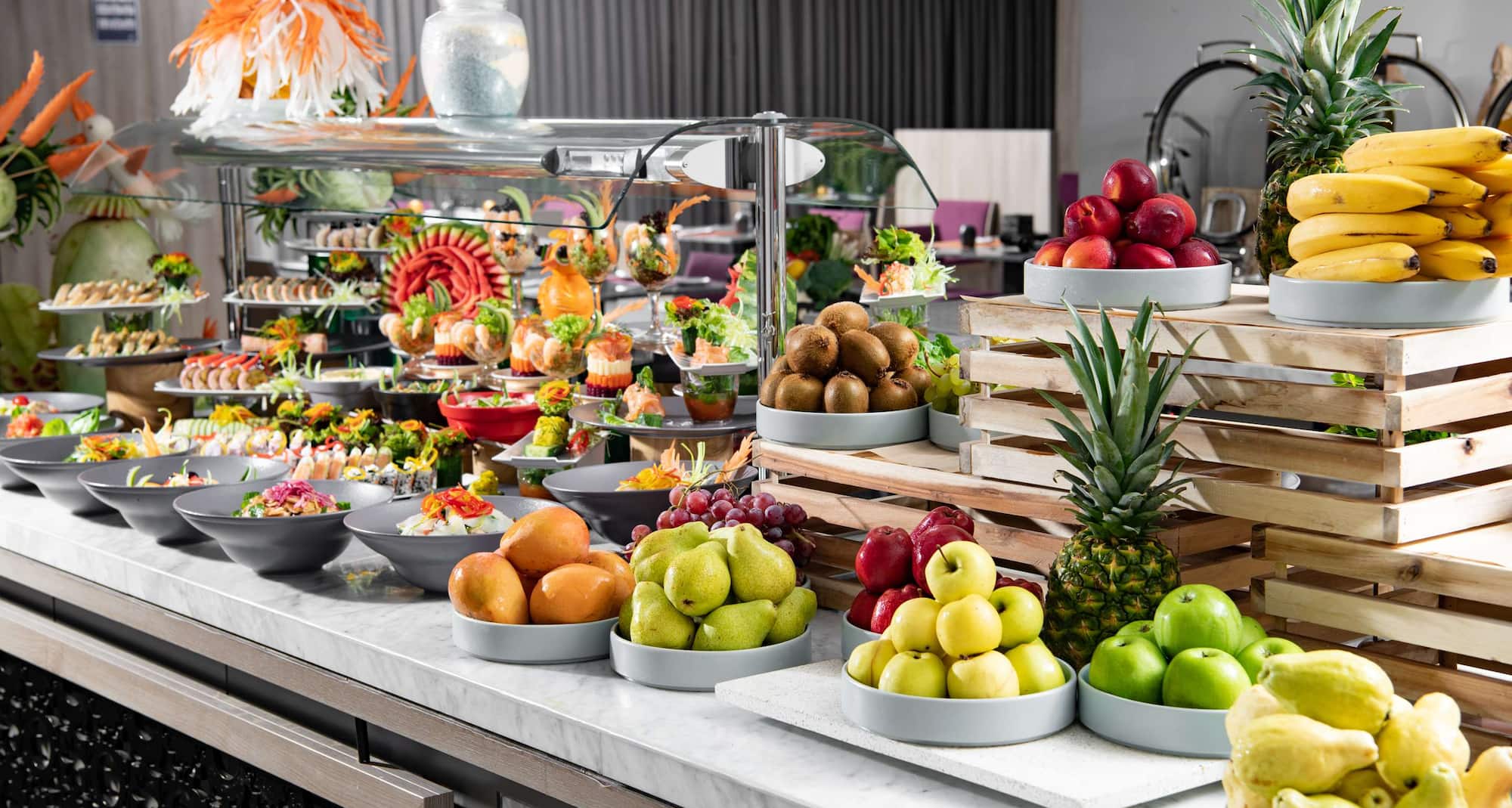 بارك إن باي راديسون، مكة العزيزية، بوفيه يضم تشكيلة أطعمة باردة