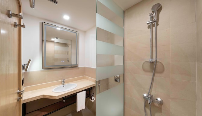 Park Inn by Radisson Makkah Thakher Alsharqi - Junior Suite bathroom